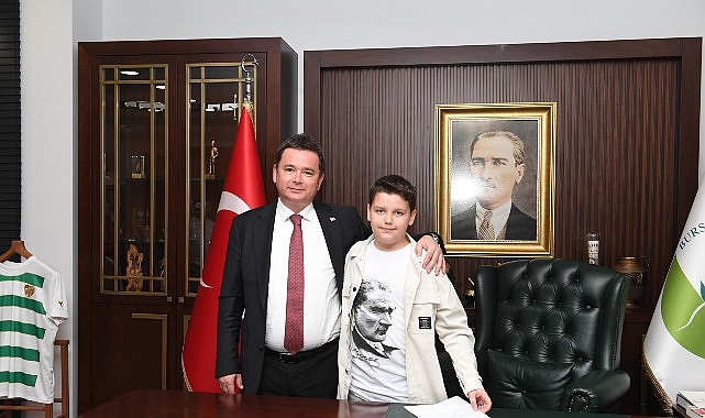 Lider Aydın koltuğunu çocuklara devretti