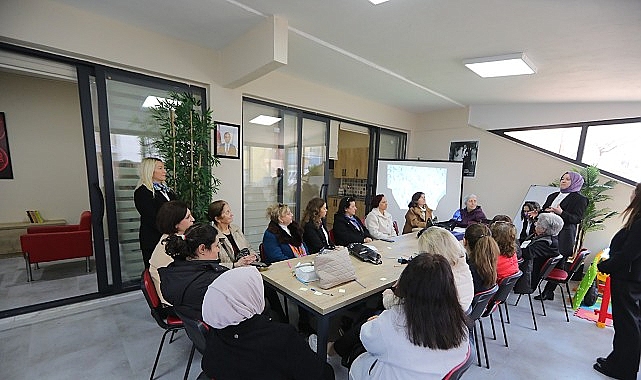 Bayraklı’da bayanlar istişare merkezi atölyelerinde buluşuyor