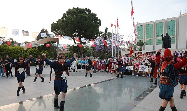Efes Selçuk’ta Kültürler Memleketler arası Halk Oyunları Şenliği ile Buluşuyor