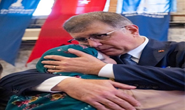 Lider Tugay şehit anneleri ile bir ortaya geldi Lider Tugay şehit anneleri ile bir ortaya geldi